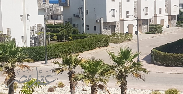 شاليه بجنينة وحمام سباحة بموقع متميز جدا بامواج سيدى عبد الرحمن