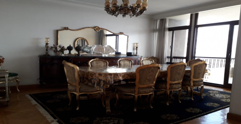 شقه للبيع تطل علي النيل -  بالزمالك - Apartment for sale overlooking the Nile - in Zamalek.