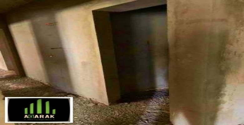 للبيع شقه ١٧٢ م دور ثاني ب اسانسير بكمبوند حي الاشجار نصف تشطيب