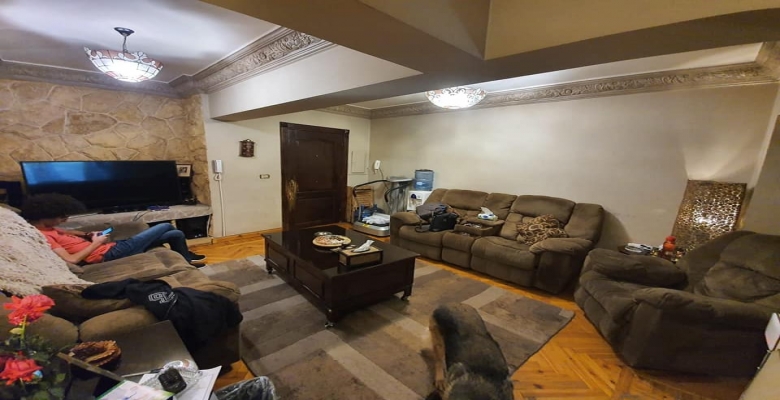 شقه + حديقه حي الاشجار اكتوبر  المساحه : 172م حديقه : 300 م