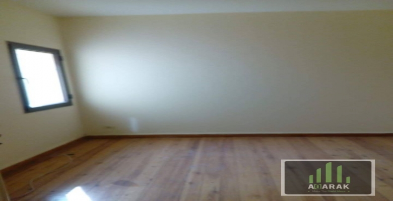 شقه 135 م بكمبوند حي الاشجار تشطيب الشركه بالدور الاول للبيع تتكون من ٣ غرف نوم و ٢ حمام ورسبشن ٢ قطعه ومطبخ وبلكونه كبيرة في مكان رائع داخل الكومباوند يتميز بالامان والهدوء بكومباوند حي الاشجار امام دريم بارك ودريم لاند علي طريق الواحات مباشر وقريب من مو