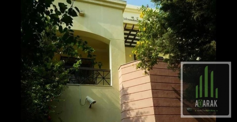 بحي الاشجار للبيع بينت هاوس ٢٠٢م٢ + روف ٧٥ م نصف تشطيب على المحارة بلدور الخامس والعمارة يوجد بها أسانسير وجراج أسفل العمارة به مكان ملك الوحدة مخصص لها بالإضافة الى أماكن باركينج حول المبنى الوحدة تتكون من مستويين المستوى الأول به ريسيبشن كبير يكفى ٣ قطع