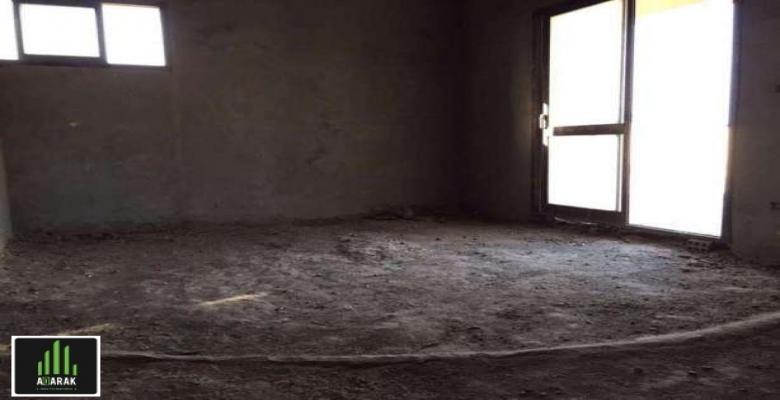 بحي الاشجار للبيع بينت هاوس ٢٠٢م٢ + روف ٧٥ م نصف تشطيب على المحارة بلدور الخامس والعمارة يوجد بها أسانسير وجراج أسفل العمارة به مكان ملك الوحدة مخصص لها بالإضافة الى أماكن باركينج حول المبنى الوحدة تتكون من مستويين المستوى الأول به ريسيبشن كبير يكفى ٣ قطع