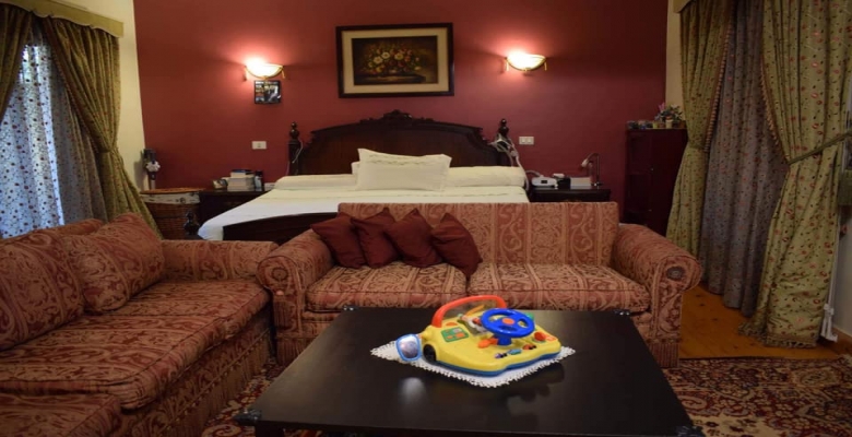 للبيع شقة مساحة ٢٣٤ متر حي الاشجار ، ٣ دقائق من مول مصر ، رسيبشن كبير ٤ قطع ، ٣ نوم ( منهم ١ سويت مع ليفنج ( او دريسنج ) و حمام ، ١ بحمام و تراس و الثالثة غرفة بمخزن كبير ) ، حجرة خادمة ، مخزن كبير ، مطبخ كبير بمنشر كبير مطل علي الباركنج، حمام ضيوف ، بالد