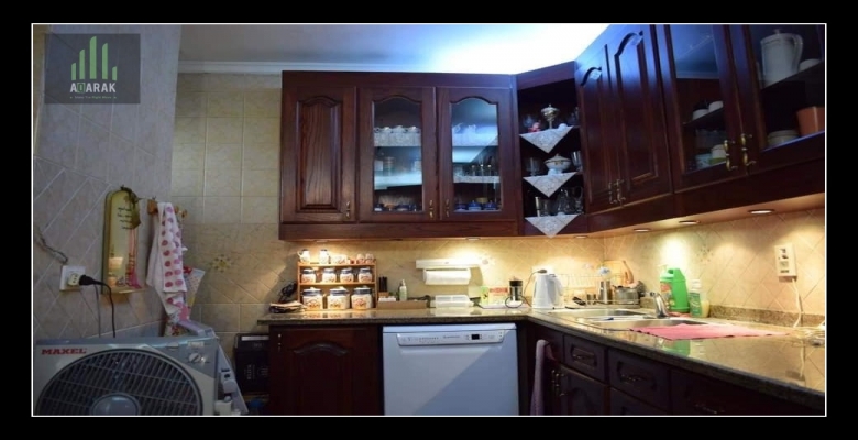 للبيع شقة مساحة ٢٣٤ متر حي الاشجار ، ٣ دقائق من مول مصر ، رسيبشن كبير ٤ قطع ، ٣ نوم ( منهم ١ سويت مع ليفنج ( او دريسنج ) و حمام ، ١ بحمام و تراس و الثالثة غرفة بمخزن كبير ) ، حجرة خادمة ، مخزن كبير ، مطبخ كبير بمنشر كبير مطل علي الباركنج، حمام ضيوف ، بالد