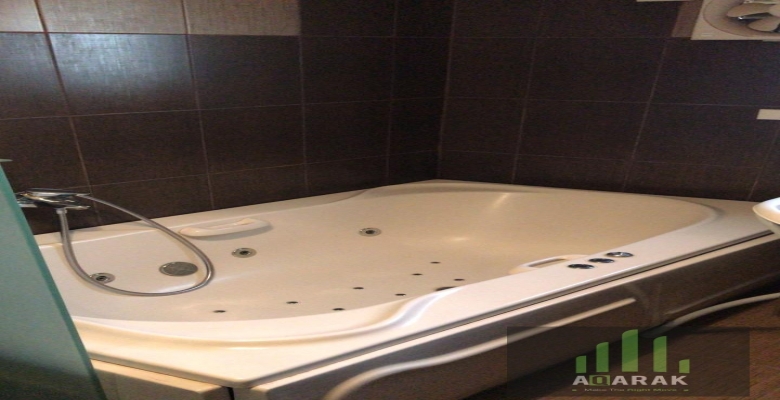 دوبلكس حي الاشجار ٢٧٠م حديقة ١٠٠م  افضل تشطيب سوبر سوبر لوكس.  كماليات: ٣ حمام (ضيوف، ماستر، علوي مشترك). ٣ غرف (معيشة، ماستر، عادي) غرفتين النوم مطلين على الحديقة. ٢ بلكونة في الماستر (١ نشر، ١ عالحديقة) يوجد Dressing Room بالماستر. ٢ جاكوزي بالحمامات ال