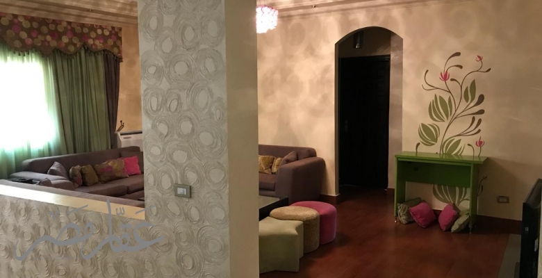 فيلا ثلاثة ادوار للبيع بالسادس من اكتوبر بسعر مغرى جدا