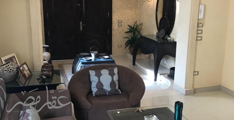 فيلا ثلاثة ادوار للبيع بالسادس من اكتوبر بسعر مغرى جدا