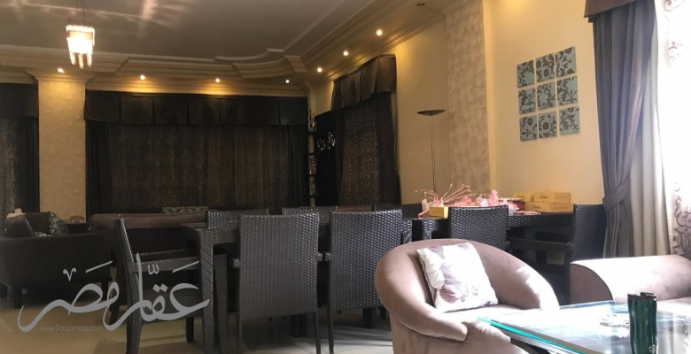 فيلا ثلاثة ادوار للبيع بالسادس من اكتوبر بسعر مغرى جدا