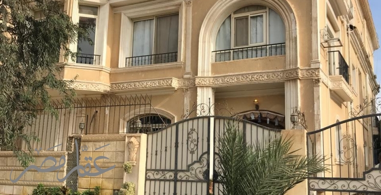 فيلا ثلاثة ادوار للبيع بالسادس من اكتوبر بسعر مغرى جدا