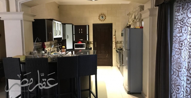 فيلا ثلاثة ادوار للبيع بالسادس من اكتوبر بسعر مغرى جدا