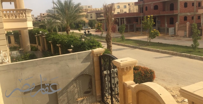 فيلا  وثلاثة طوابق للبيع بمدينة العبور تصلح سكنى او ادارى