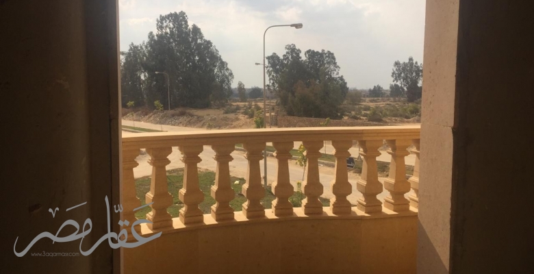 فيلا  وثلاثة طوابق للبيع بمدينة العبور تصلح سكنى او ادارى