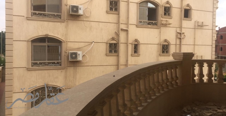 فيلا  وثلاثة طوابق للبيع بمدينة العبور تصلح سكنى او ادارى