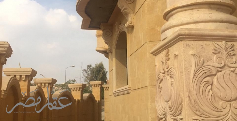 فيلا  وثلاثة طوابق للبيع بمدينة العبور تصلح سكنى او ادارى