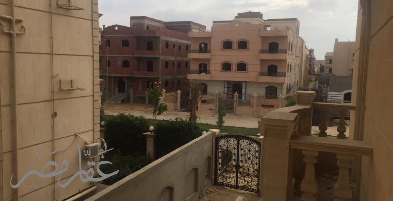 فيلا  وثلاثة طوابق للبيع بمدينة العبور تصلح سكنى او ادارى