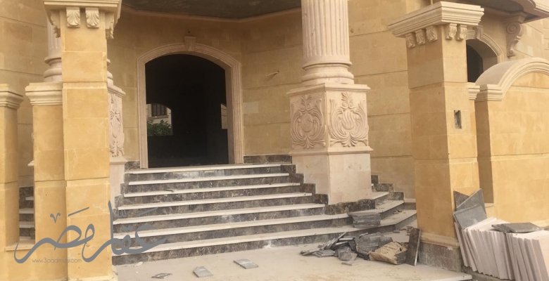 فيلا  وثلاثة طوابق للبيع بمدينة العبور تصلح سكنى او ادارى