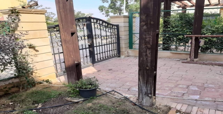 فيلا بفيو حديقة امامية وخلفية للبيع بمدينتى بسعر مغرى 