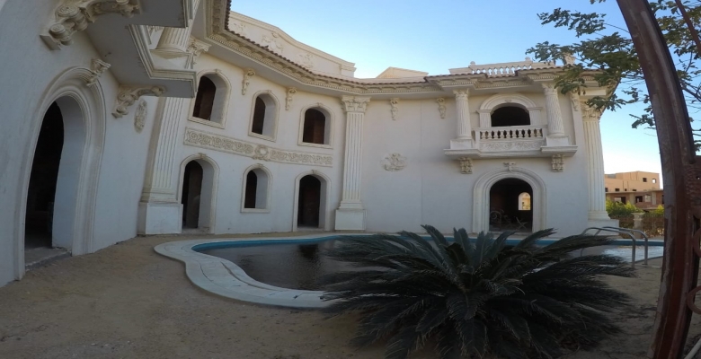  فيلا توينز على الطراز الكلاسيكي اليوناني ويتوسطهم حمام سباحة ( ويمكن فتحهم فيلا واحده كبيره )