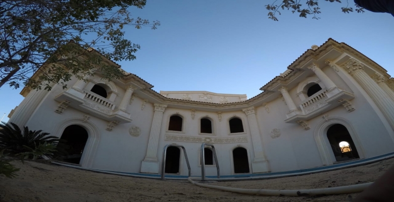  فيلا توينز على الطراز الكلاسيكي اليوناني ويتوسطهم حمام سباحة ( ويمكن فتحهم فيلا واحده كبيره )