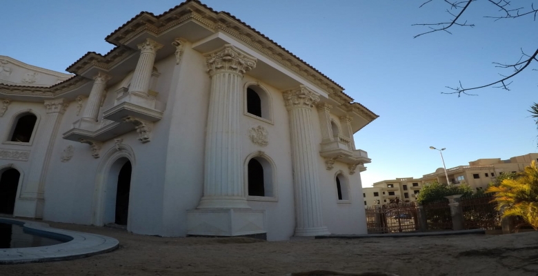  فيلا توينز على الطراز الكلاسيكي اليوناني ويتوسطهم حمام سباحة ( ويمكن فتحهم فيلا واحده كبيره )