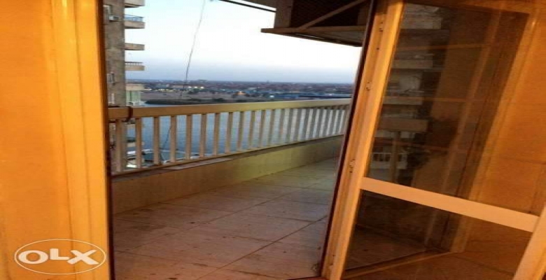 شقه تطل علي النيل مباشره 