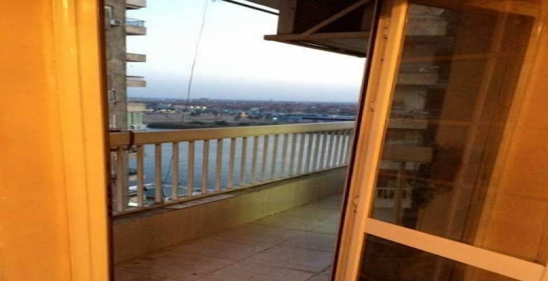 شقه تطل علي النيل مباشره 