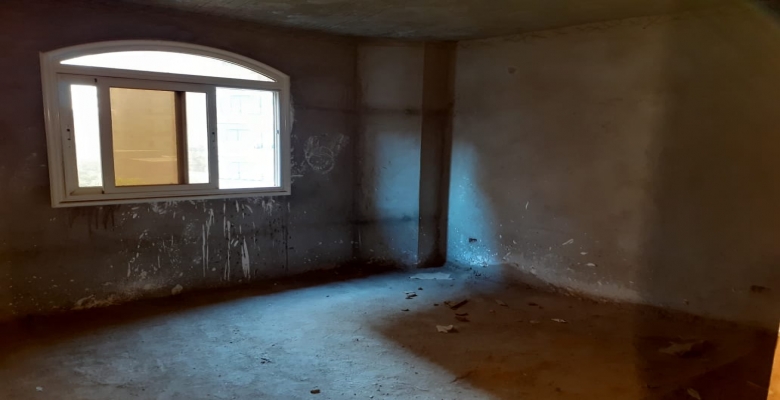 شقة للبيع بالعجوزة نصف تشطيب