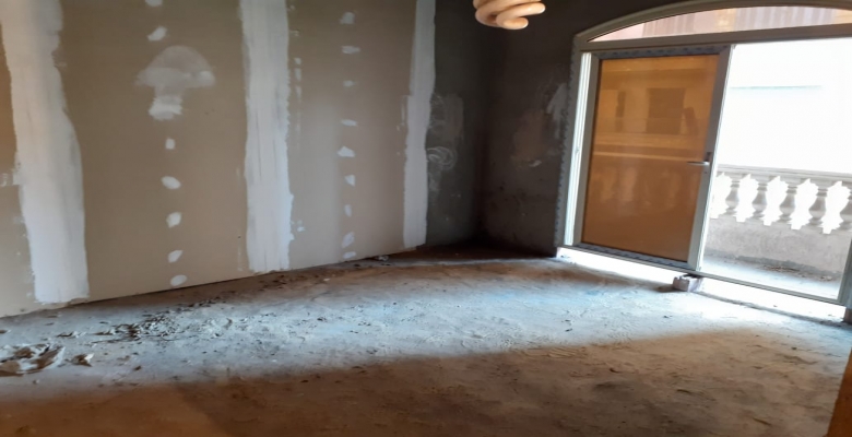 شقة للبيع بالعجوزة نصف تشطيب