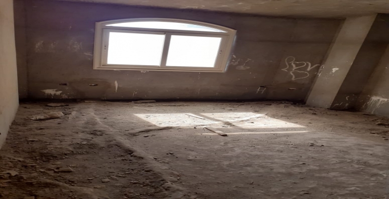 شقة للبيع بالعجوزة نصف تشطيب