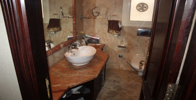 للبيع فيلا مستقله  بموقع مميز لا مثيل له أحلي فيو علي البحيره ولاند سكيب بالتجمع الخامس