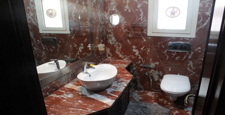 للبيع فيلا مستقله  بموقع مميز لا مثيل له أحلي فيو علي البحيره ولاند سكيب بالتجمع الخامس