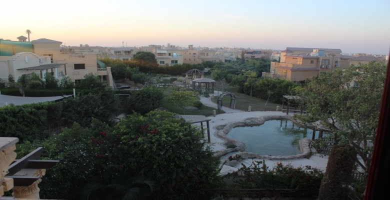 للبيع فيلا مستقله  بموقع مميز لا مثيل له أحلي فيو علي البحيره ولاند سكيب بالتجمع الخامس