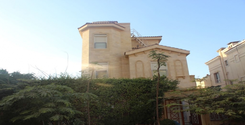 للبيع فيلا مستقله  بموقع مميز لا مثيل له أحلي فيو علي البحيره ولاند سكيب بالتجمع الخامس