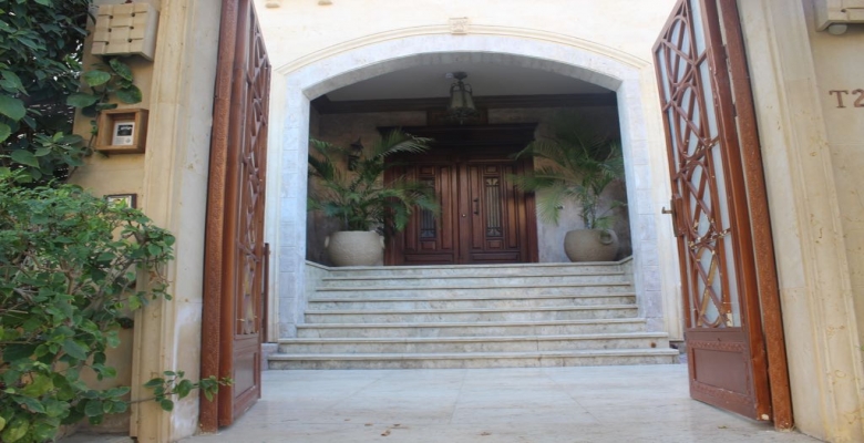 للبيع فيلا مستقله  بموقع مميز لا مثيل له أحلي فيو علي البحيره ولاند سكيب بالتجمع الخامس