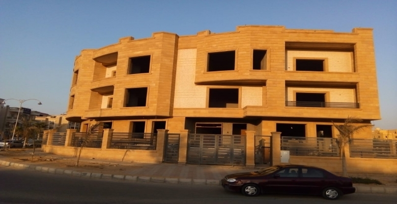 شقة 240 متر للبيع بكمبوند النخيل على شارع رئيسى واجهة بحرى