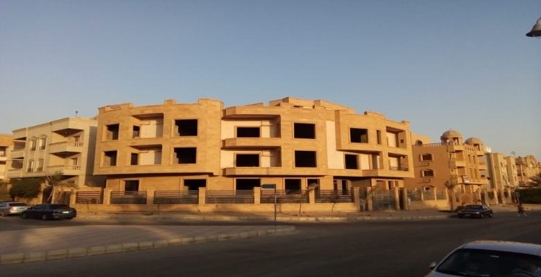 شقة 240 متر للبيع بكمبوند النخيل على شارع رئيسى واجهة بحرى