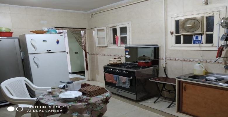 شقه للبيع بالحي الخمس 6 اكتوبر بفرش الريسبشن فقط