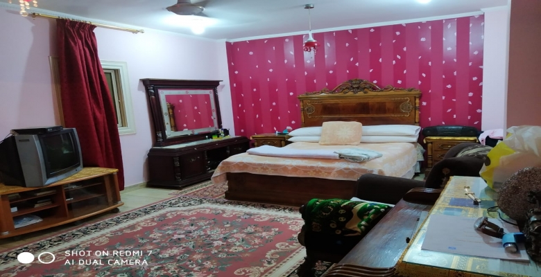 شقه للبيع بالحي الخمس 6 اكتوبر بفرش الريسبشن فقط