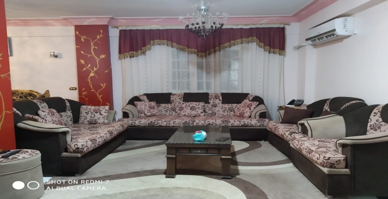 شقه للبيع بالحي الخمس 6 اكتوبر بفرش الريسبشن فقط