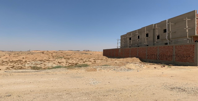 للبيع قطعة أرض متميزه بهليوبليس الجديدة بها رخصة بناء لاقامة 4 فلل صغيره بمداخل خارجيه مستقله