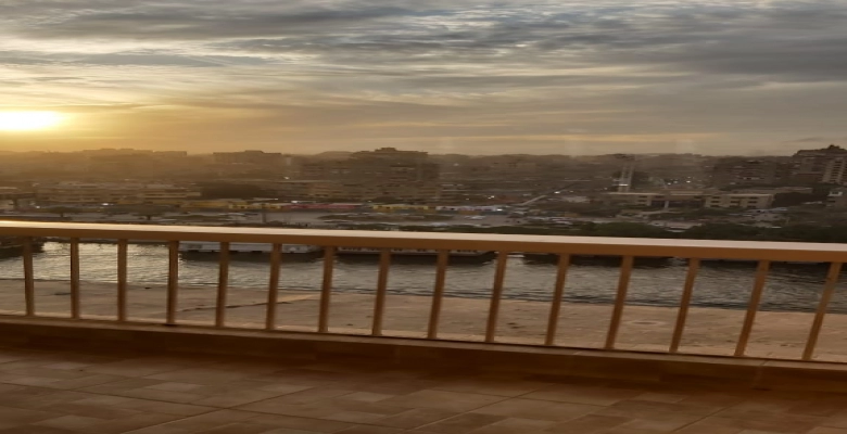 شقة مفروشة للبيع أو للايجار بالزمالك -  في ارقي شوارع  في منطقة الزمالك بجوار البنك -اطلالة عالي النيل ا