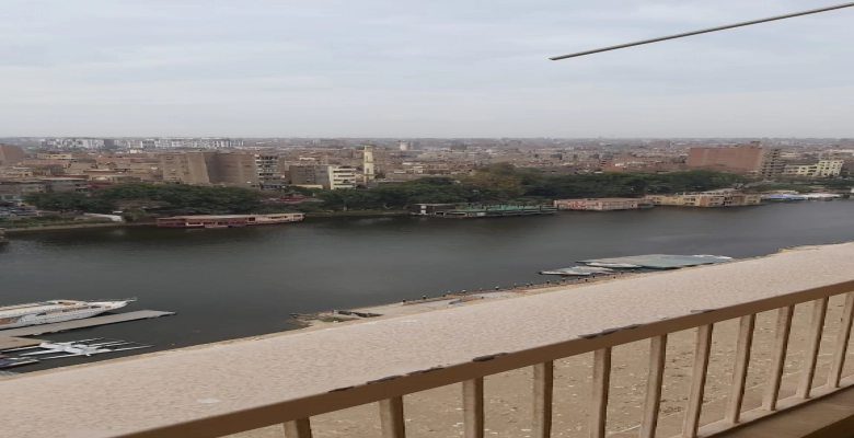 شقة مفروشة للبيع أو للايجار بالزمالك -  في ارقي شوارع  في منطقة الزمالك بجوار البنك -اطلالة عالي النيل ا