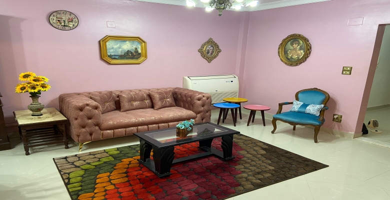 شقة مفروشة للبيع  بالمهندسين موقع متميز جدا بالفرش وديكورات جديدة سوبر لوكس  3 غرف