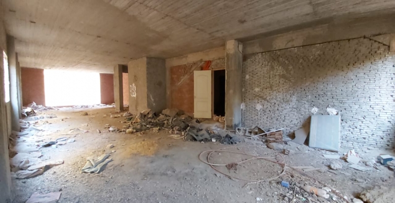 ارضي منخفض بأرقي  مناطق التجمع الخامس مساحته 235م و120 م حديقه خلفيه