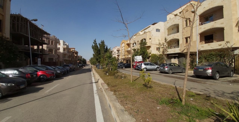 ارضي منخفض بأرقي  مناطق التجمع الخامس مساحته 235م و120 م حديقه خلفيه