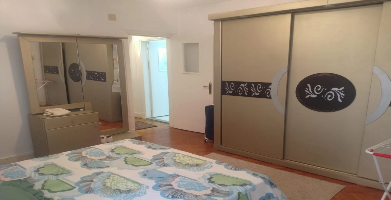 شقة للايجار في  موقع متميز الزمالك مكونة من 2 غرفة نوم  و2 حمام وسفرة ومطبخ  وقريبة من كل الخدمات