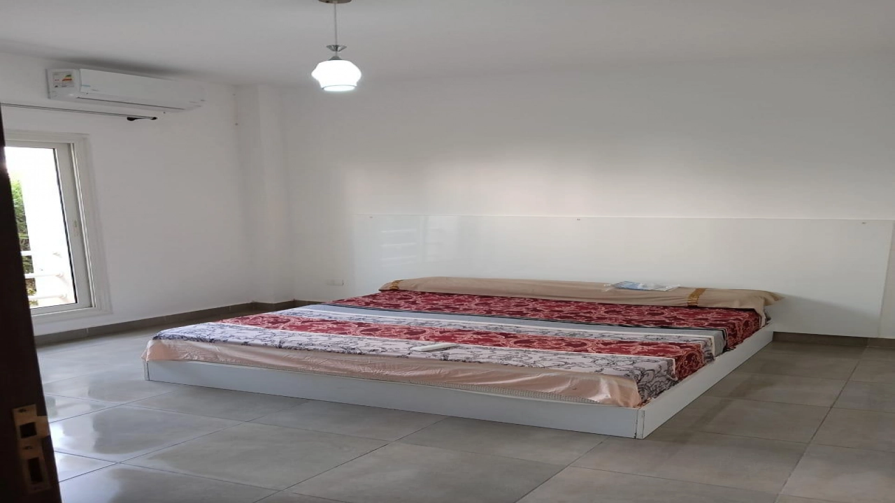 شالية للايجار 3 غرف اراضي بالحديقة  في قرية امواج الساحل الشمالي