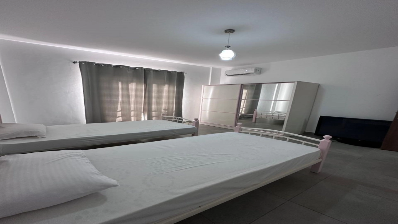 شالية للايجار 3 غرف اراضي بالحديقة  في قرية امواج الساحل الشمالي