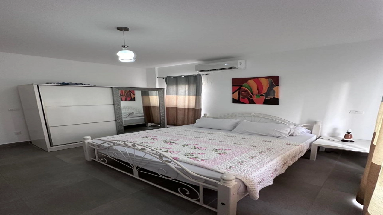 شالية للايجار 3 غرف اراضي بالحديقة  في قرية امواج الساحل الشمالي